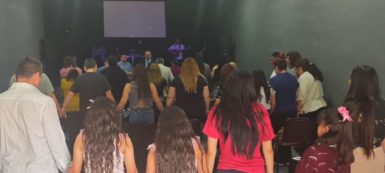 La congregación de Iglesia Jesed reunida en Los Andes